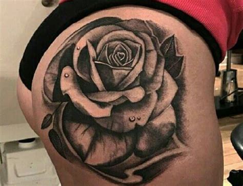 tatuajes en nalga de mujer|Tatuaje femenino en la nalga